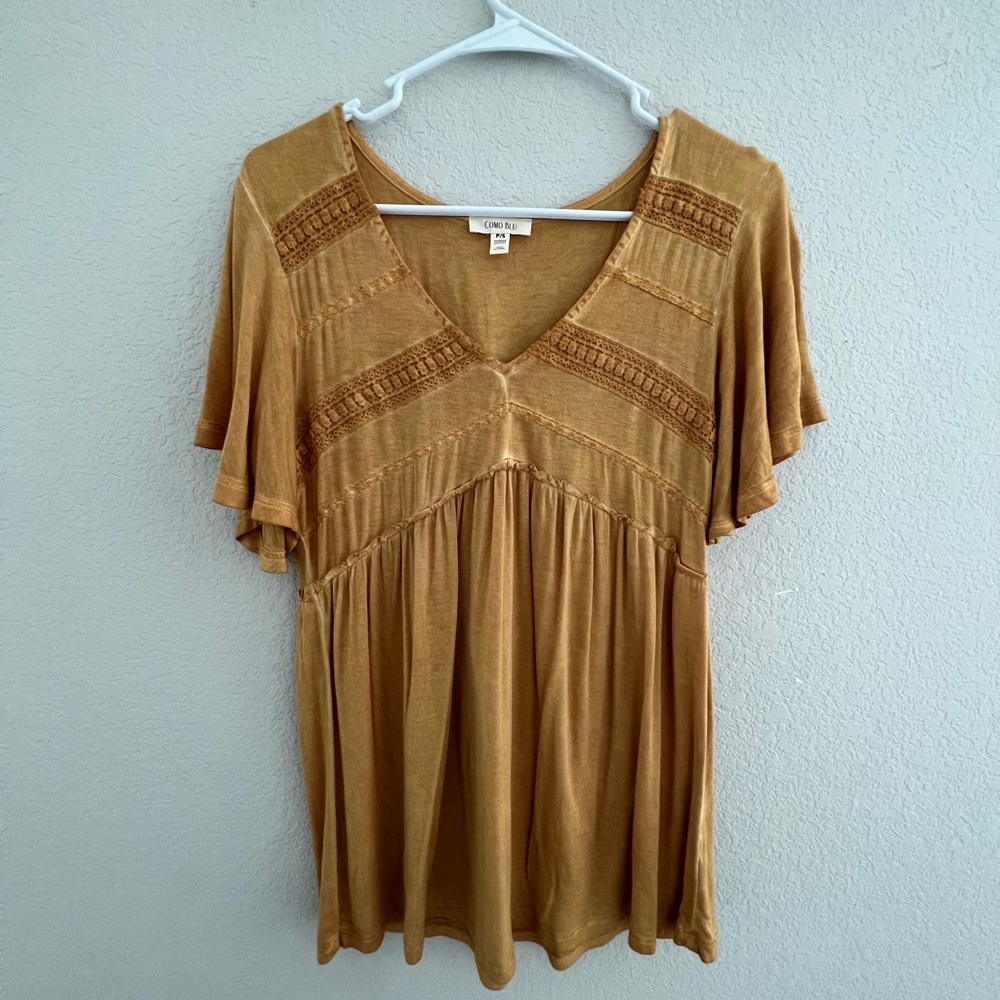 Como Blu lightweight short sleeve top with crochet detail